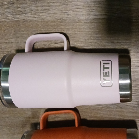 2 Yeti 20 Oz  Ramblers With Mag Slide Lids - Picture 2 of 11